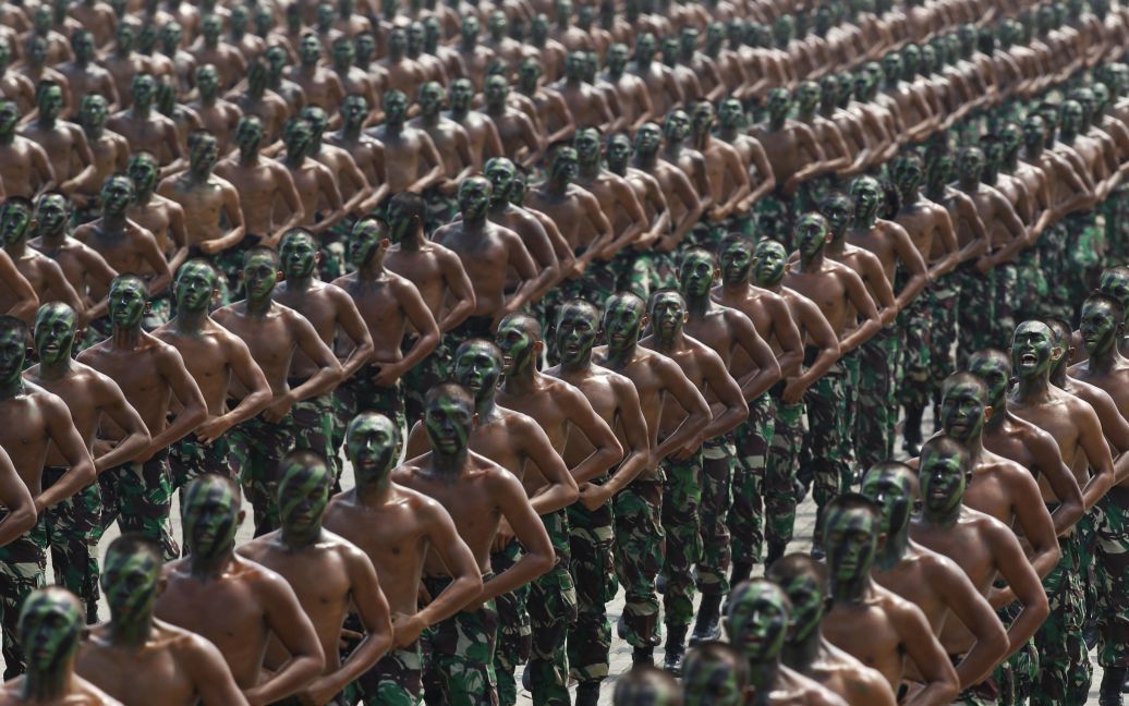 Солдаты индонезийской армии выкрикивают лозунги во время репетиции церемонии, посвященной 70-й годовщине вооруженных сил Индонезии. В параде примут участие более 5000 военных. / © Reuters