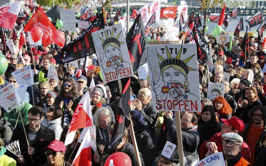 Масштабная акция протеста против ЗСТ с США и Канадой собрала десятки тысяч немцев. / © Reuters