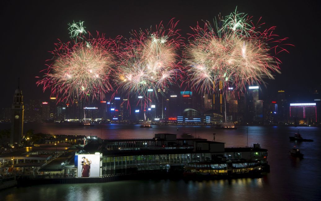 Фейерверк в гавани Виктория в Гонконге. 1 октября китайцы празднуют 66-ю годовщину образования Китайской Народной Республики. / © Reuters
