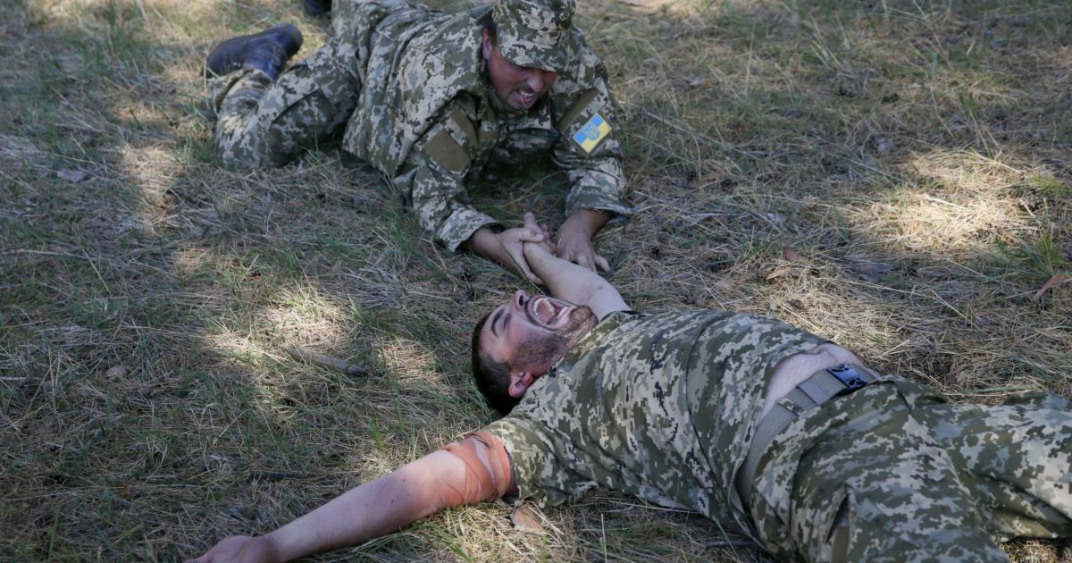 Священники Украинской Православной Церкви Киевского Патриархата участвуют в тактических медицинских учениях, прежде чем отправиться в зону АТО в качестве военных капелланов. Всего в зону конфликта отправится около 70 священников. / © Reuters