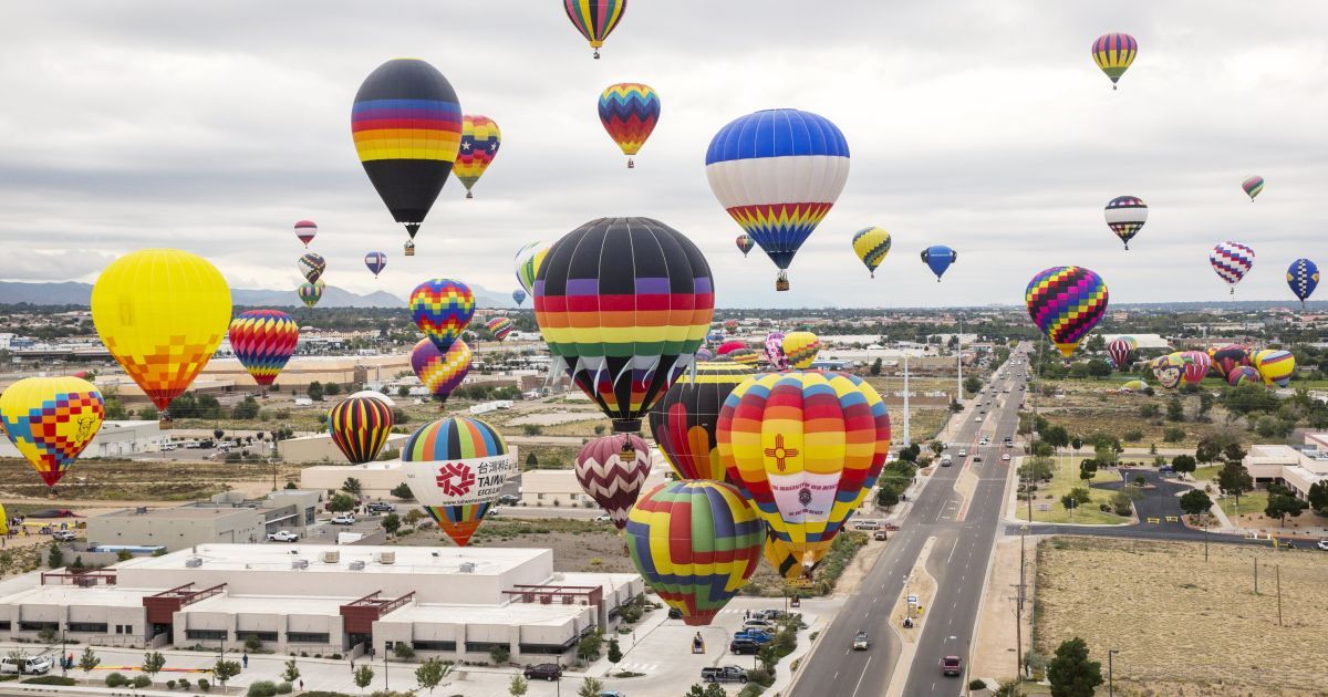 Повітряні кулі летять під час міжнародного фестивалю Albuquerque International Balloon Fiesta у місті Альбукерке (Нью-Мехіко, США). / © Reuters
