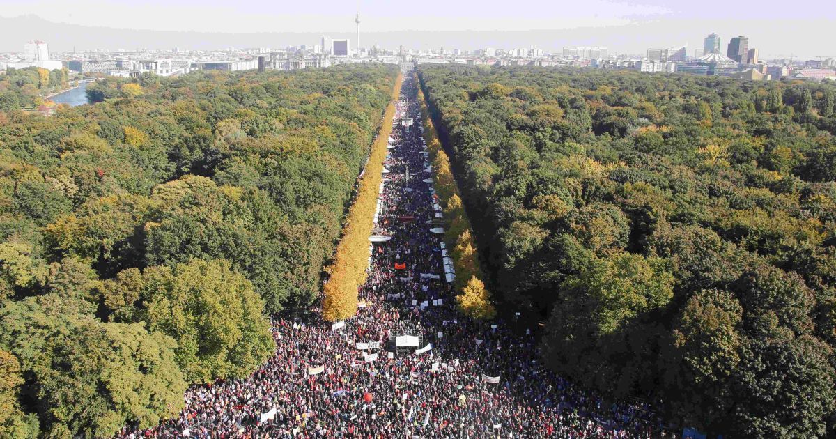 Активисты принимают участие в марше протеста против партнерства трансатлантической торговли и инвестиций, массового хозяйства и генной инженерии в Берлине, Германия. Европейский союз готовит торговое соглашение с Соединенными Штатами, которое охватит треть мировой торговли и почти половину мирового ВВП. / © Reuters