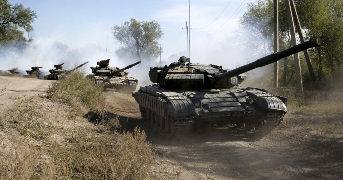 Боевики "ЛНР" едут на танках подальше от линии фронта в Донбассе. 3 октября в зоне АТО начался процесс отвода танков и вооружения калибром до 100 мм от линии соприкосновения. / © Reuters