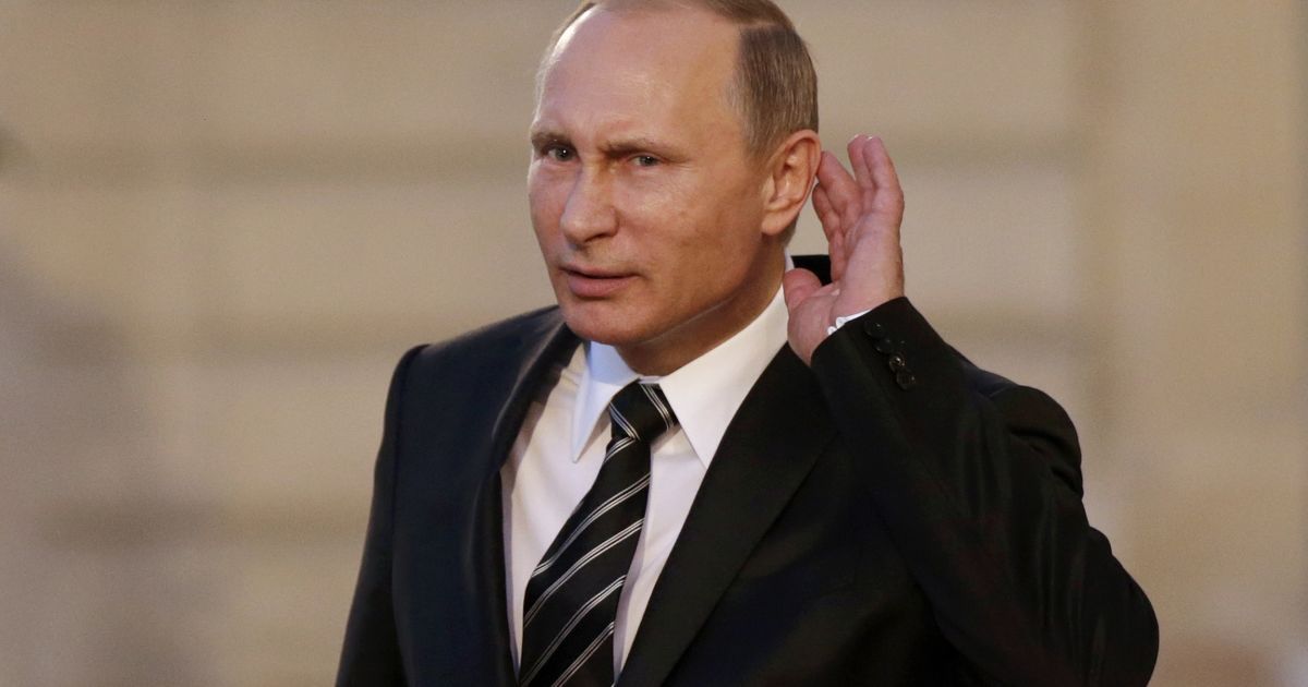 Российский президент Владимир Путин слушает вопрос, когда идет после встречи "нормандской четверки" в Париже. Лидеры Украины, России, Франции и Германии 2 октября обсуждали пути решения конфликта на востоке Украины. / © Reuters