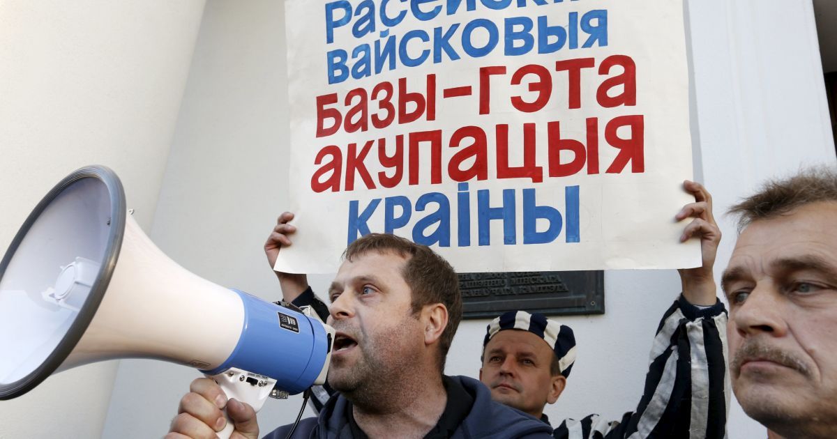В Минске прошел митинг против российской авиабазы. / © Reuters