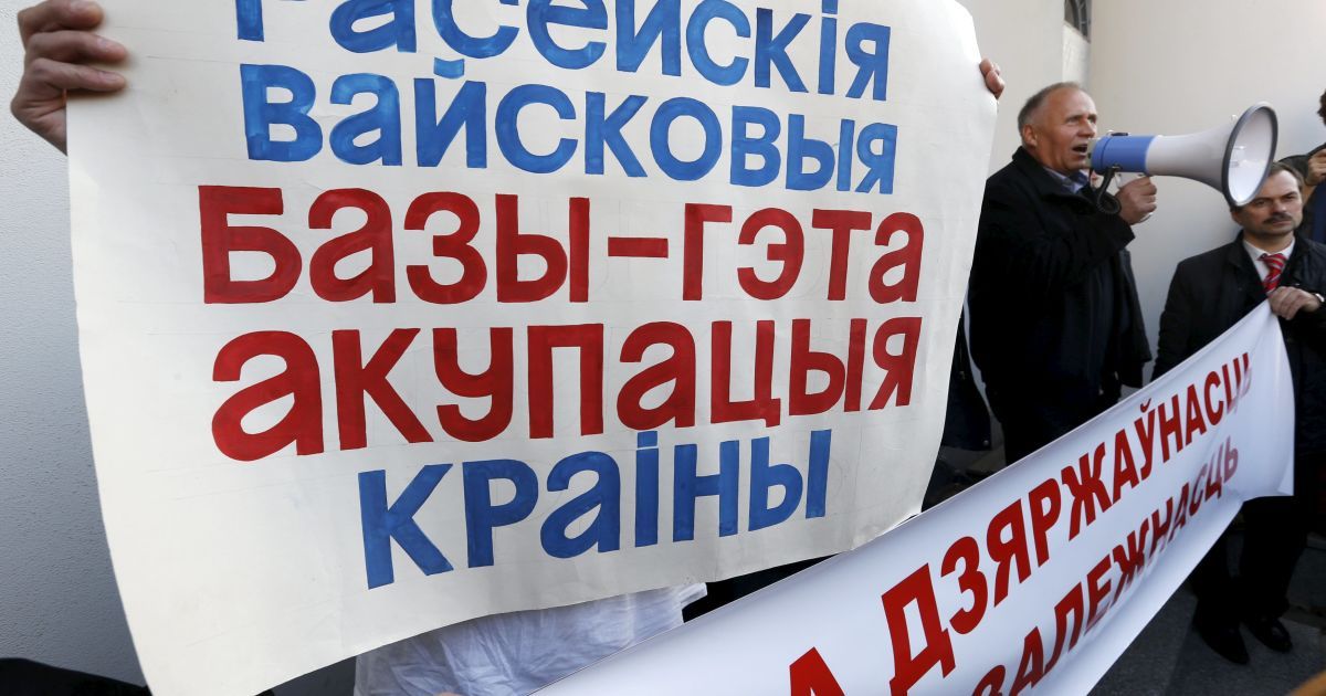 В Минске прошел митинг против российской авиабазы. / © Reuters