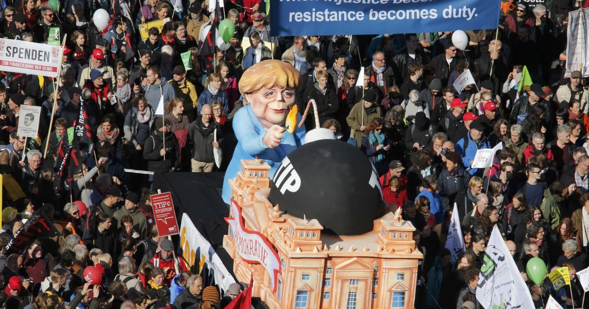 Масштабная акция протеста против ЗСТ с США и Канадой собрала десятки тысяч немцев.