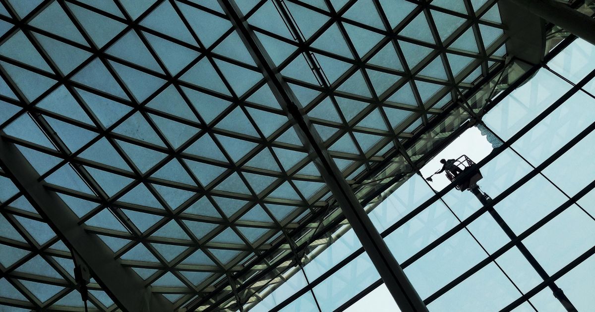 Працівник міняє зламану скляну панель в торговому центрі в Пекіні, Китай. / © Reuters