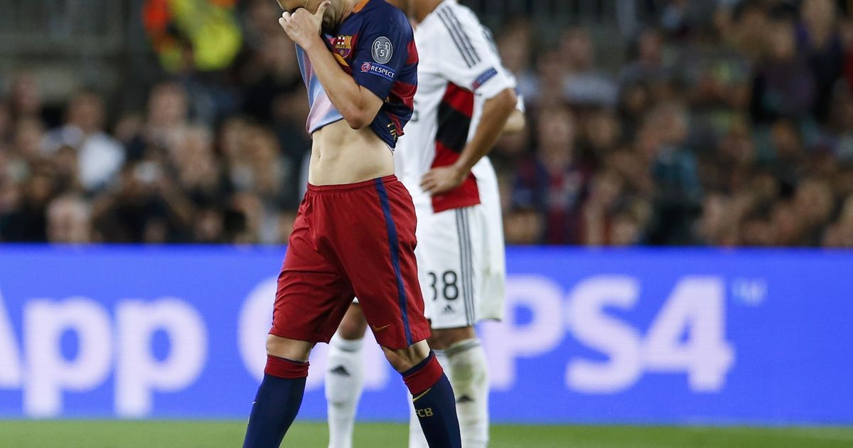 Иньеста травмировал ногу.