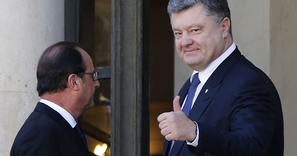 Президент Украины Петр Порошенко показывает большой палец во время встречи с президентом Франции Франсуа Олландом. Лидеры Украины, России, Франции и Германии 2 октября обсуждали пути решения конфликта на востоке Украины. / © Reuters