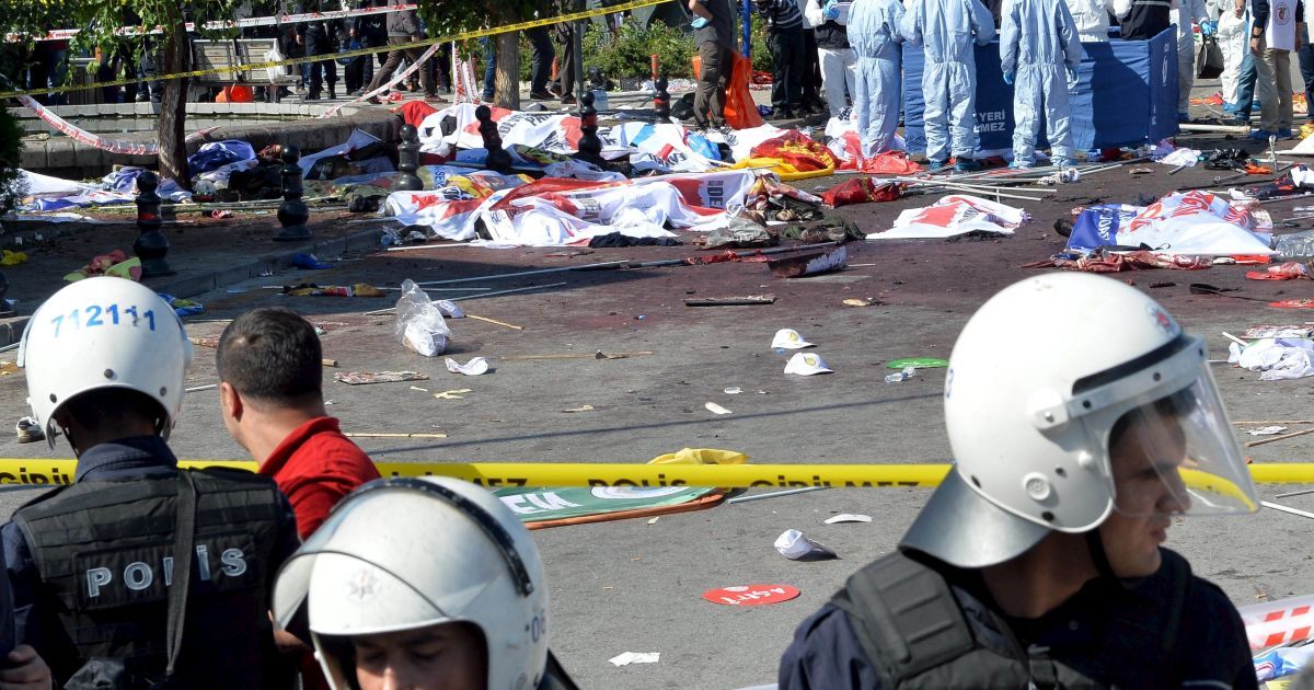 Во время митинга в Анкаре от взрывов погибли 95 человек