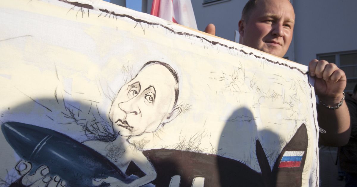 В Минске прошел митинг против российской авиабазы. / © Reuters