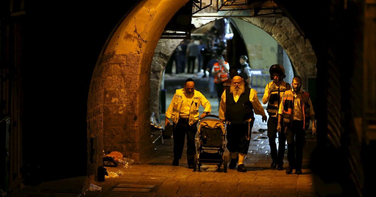 В результате атаки 19-летнего палестинца погибли два человека и трое получили ранения. / © Reuters