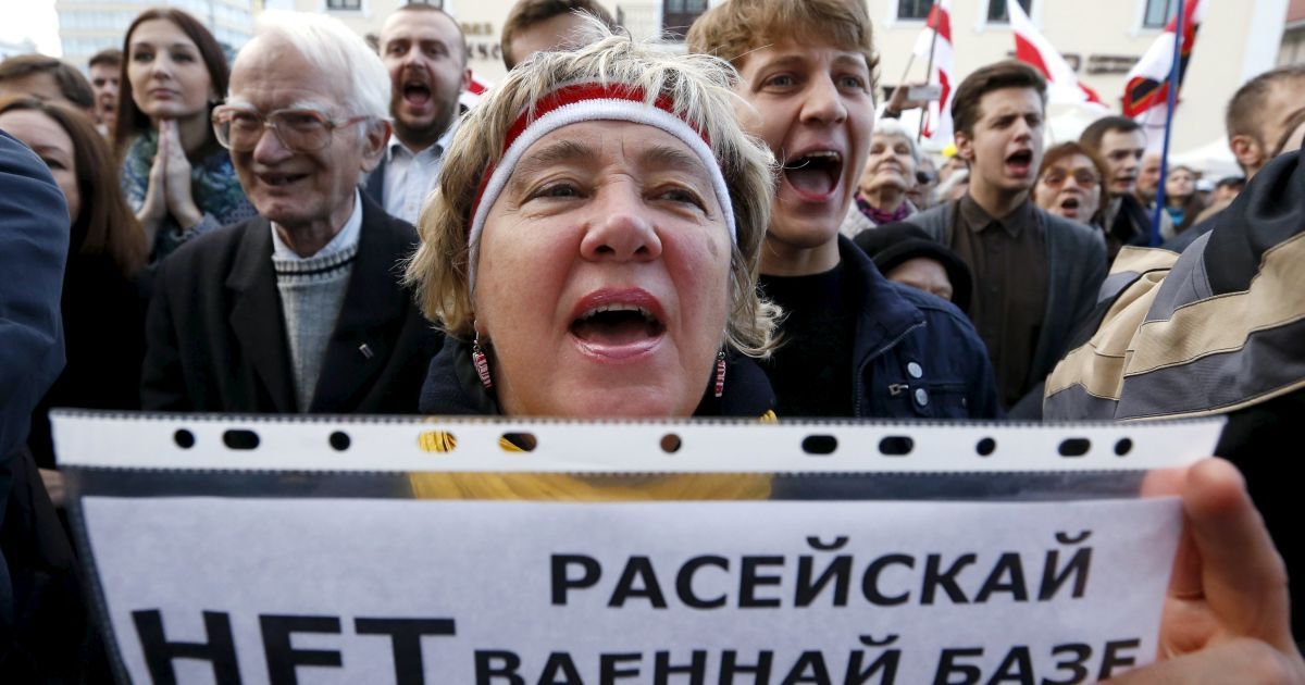 В Минске прошел митинг против российской авиабазы. / © Reuters