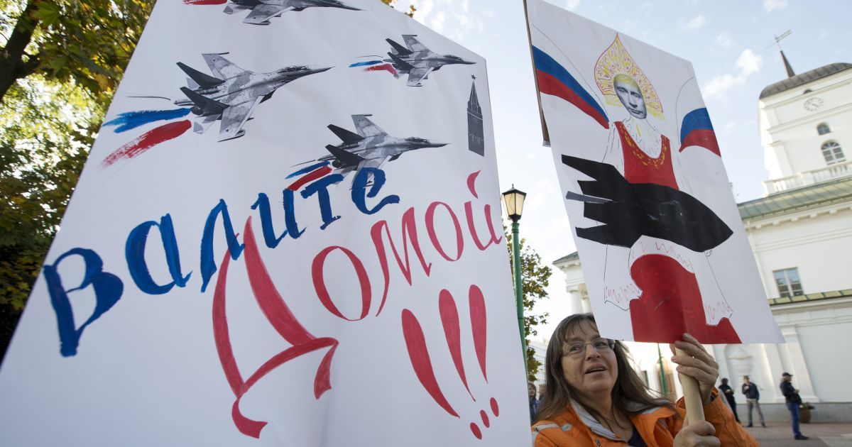В Минске прошел митинг против российской авиабазы. / © Reuters
