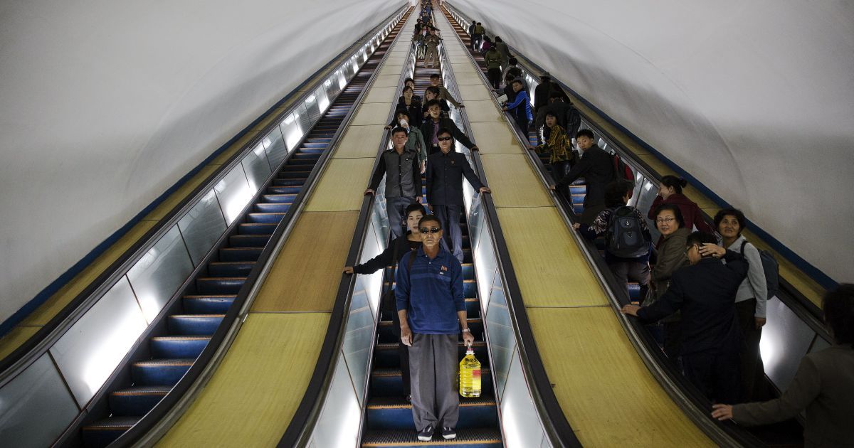 Опубліковані фото північнокорейського метро.