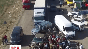 Вже другу добу на Херсонщині активісти не пускають у Крим вантажівки з українськими товарами