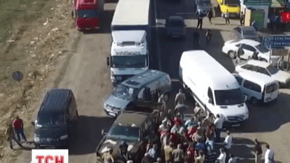 Уже вторые сутки на Херсонщине активисты не пускают в Крым грузовики с украинскими товарами