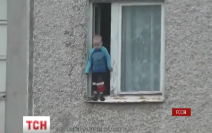 В России малыш шокировал соседей прогулкой по подоконнику 8 этажа