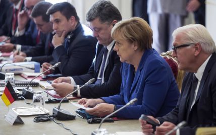 Порошенко и Меркель обсудили возможность встречи в "нормандском формате"