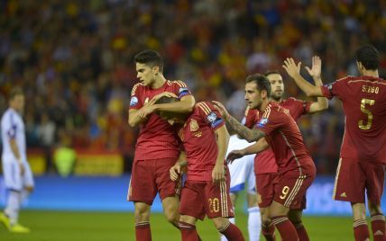 Испания разбила футбольного "карлика" и вышла на Евро-2016