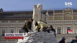Год в мешках с песком: на Михайловской площади можно снова увидеть Княгиню Ольгу