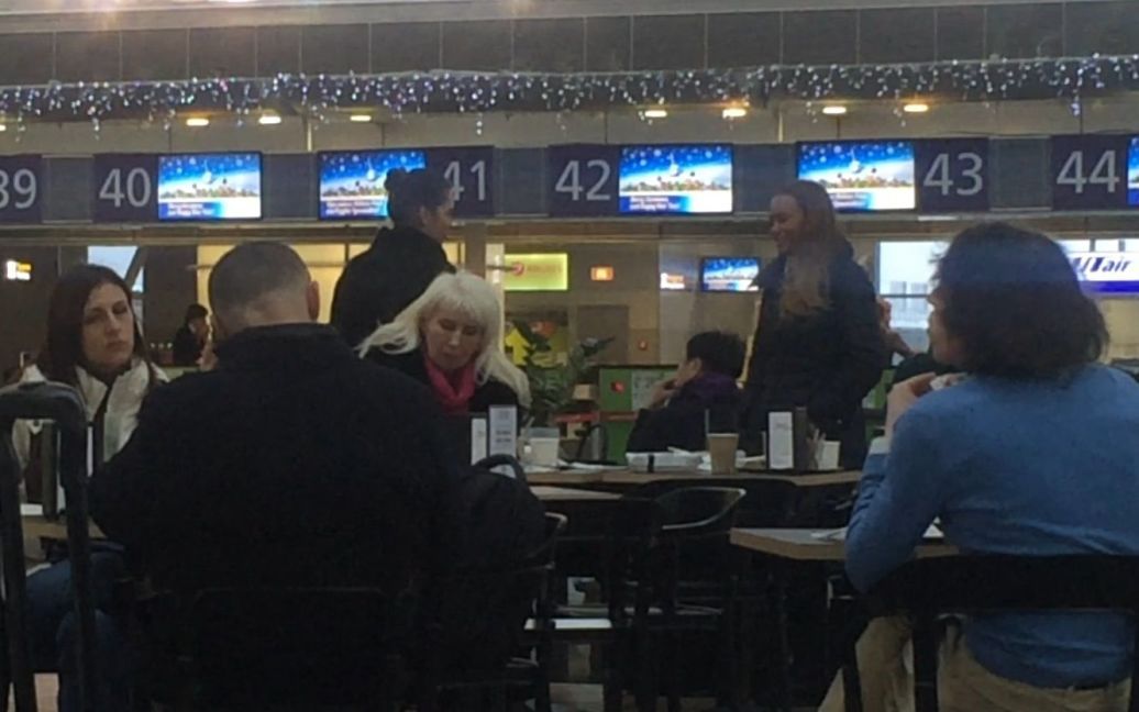 Євгенія та Артур в очікуванні рейсу спілкувалися із друзями у кафе / © ТСН.ua