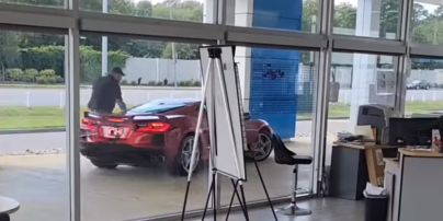 Злочинець викрав Chevrolet Corvette просто з дилерського центру на очах у співробітників: відео