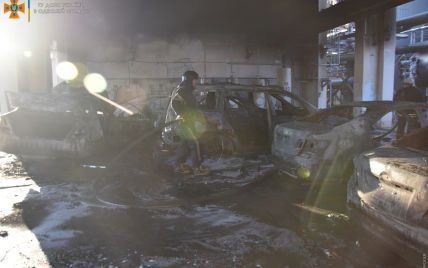 Выгорел целый автопарк: в Одессе на заводе произошел пожар