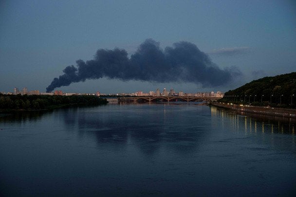 25 июня 2026 года. Киев оказался под ракетным обстрелом. Пострадали два человека, а в одном из районов города вспыхнули складские помещения. / © Associated Press