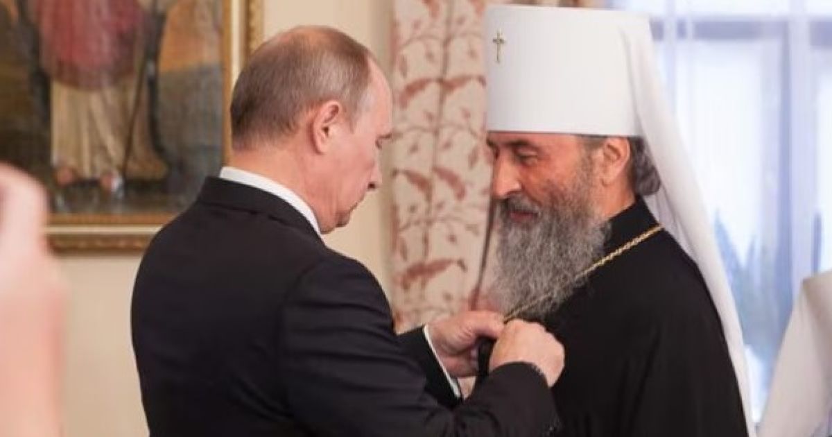 Путін нагороджує митрополита Онуфрія "орденом дружби" (липень 2013 рік)