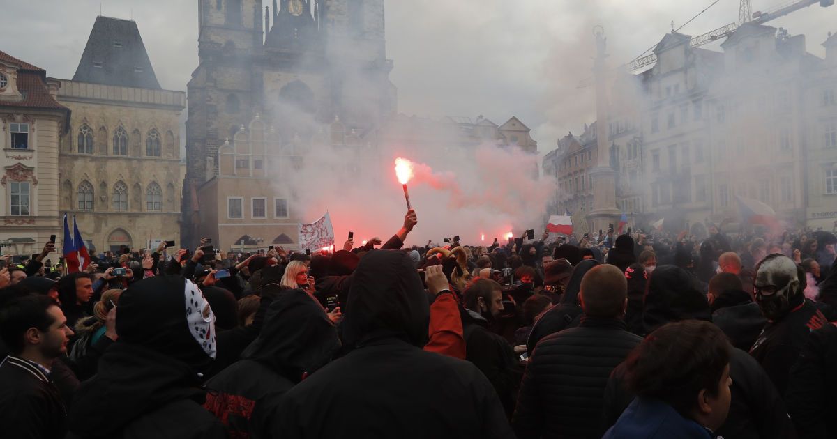 У Празі через масові протести проти "коронавірусного" карантину поліція застосувала сльозогінний газ