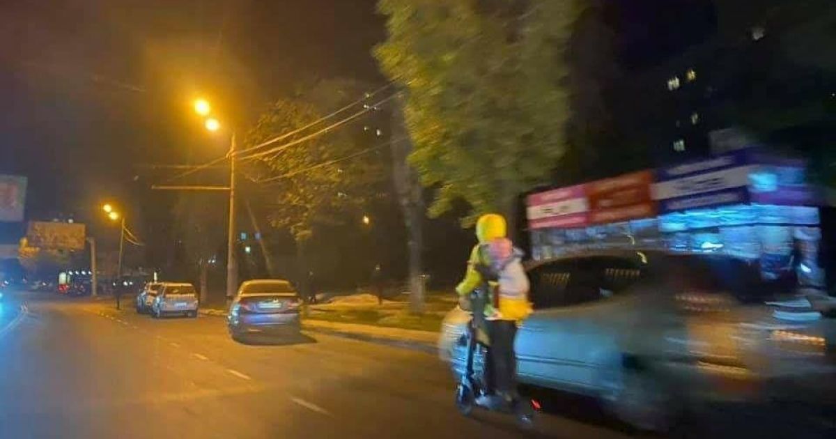 Без шлемов и другой защиты: в Одессе женщина на самокате с младенцем на спине и еще с одним ребенком за рулем гнала по трассе
