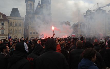 В Праге из-за протестов против "коронавирусного" карантина полиция применила слезоточивый газ