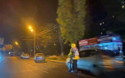 Без шлемов и другой защиты: в Одессе женщина на самокате с младенцем на спине и еще с одним ребенком за рулем гнала по трассе