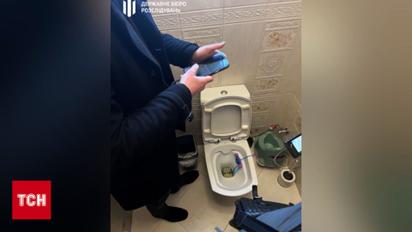 Во Львове чиновники пытались смыть полученную взятку