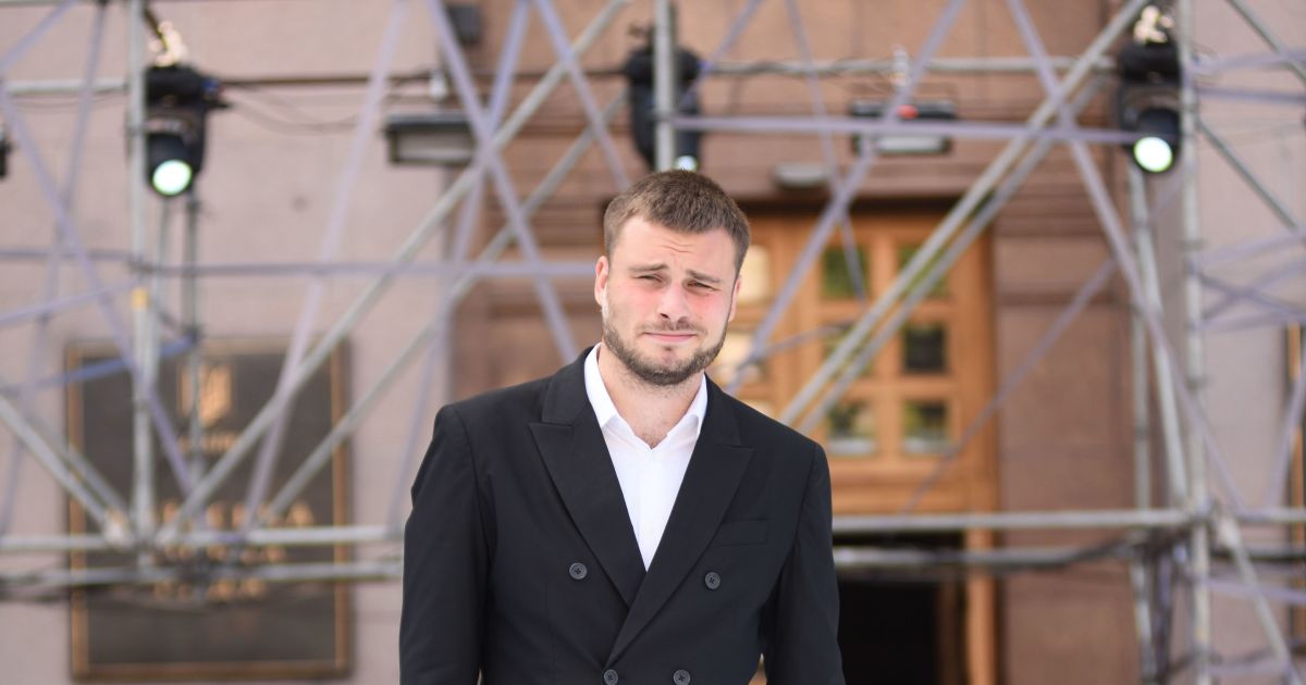 Єгор Гордєєв разом з Аллою Костромічовою оголосили ім'я найкращого молодого дизайнера