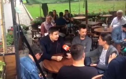 Саакашвили в сопровождении охраны вышел в центр Львова пообщаться с журналистами