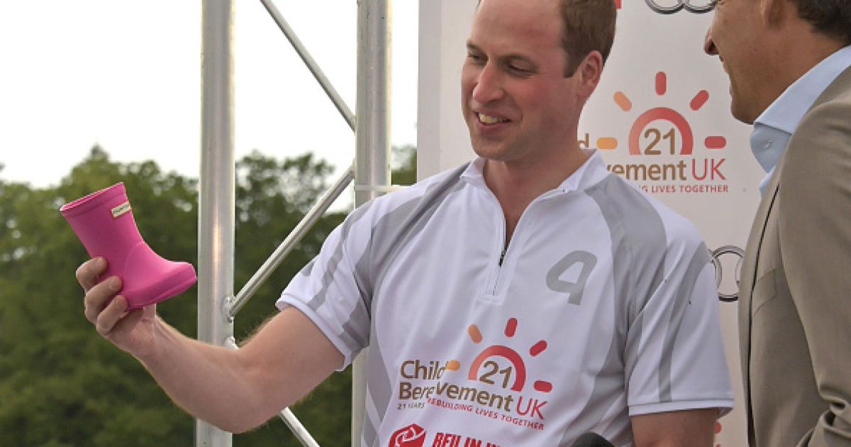 Принц Уильям получает подарок для дочери