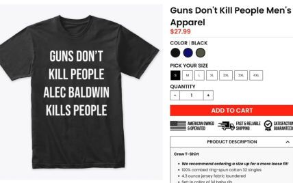 Сын Трампа продает футболки с обвинением Алека Болдуина в убийстве: фото