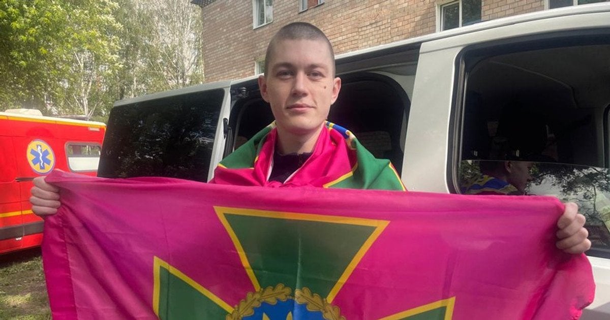Родные узнали Сергея, как только тот вышел из автобуса: щемящая встреча через три года плена