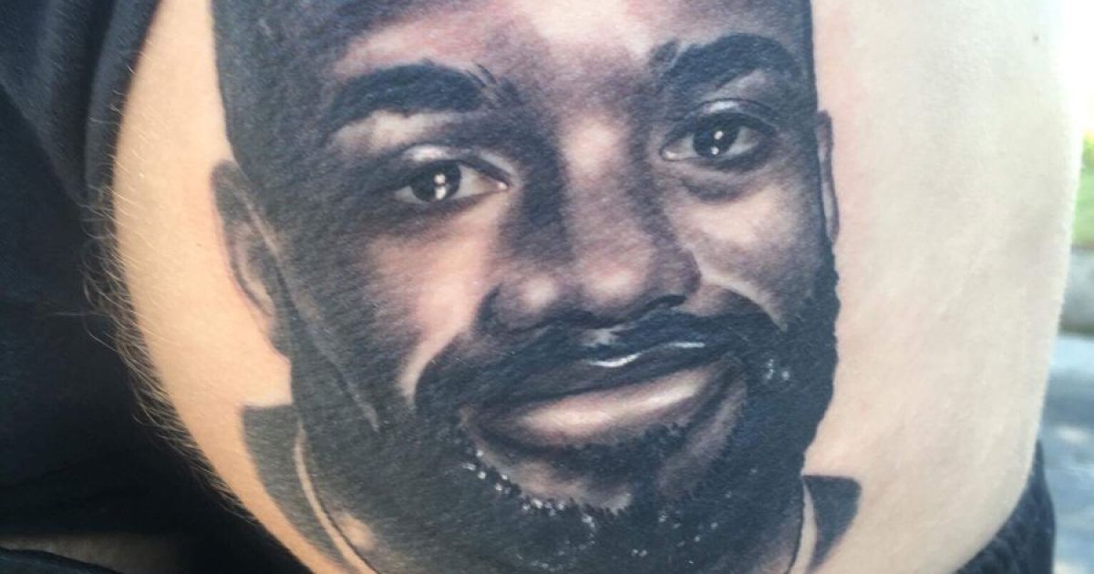 Англійський фанат набив на всю сідницю обличчя нападника "Арсенала"