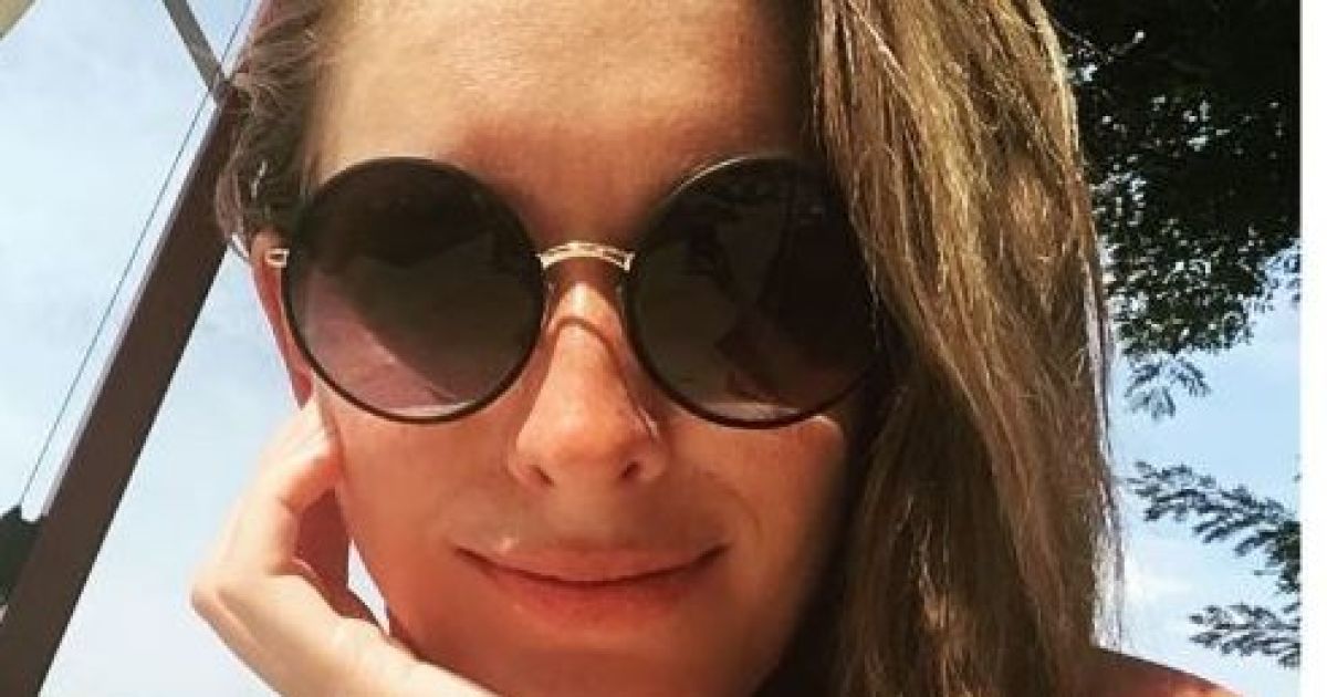 Струнка Осадча в парео відпочила в Одесі