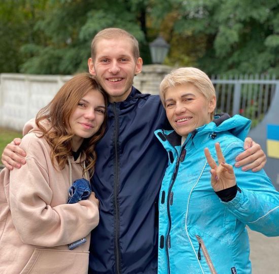 Фотограф з "Азовсталі" після російського полону вперше зустрівся з родиною: зворушливі кадри