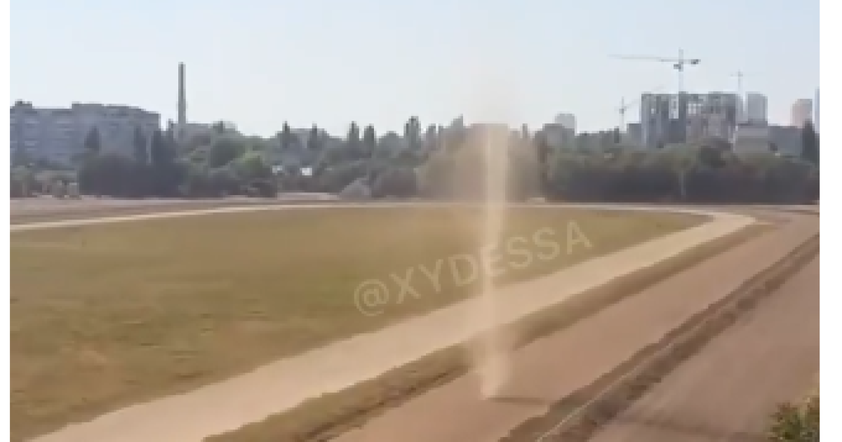 В Одесі помітили смерч: з'явилось відео