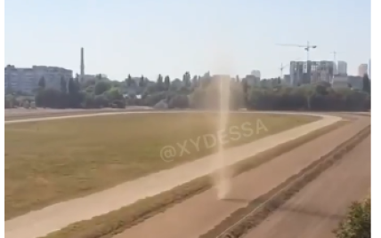 В Одессе заметили смерч: появилось видео