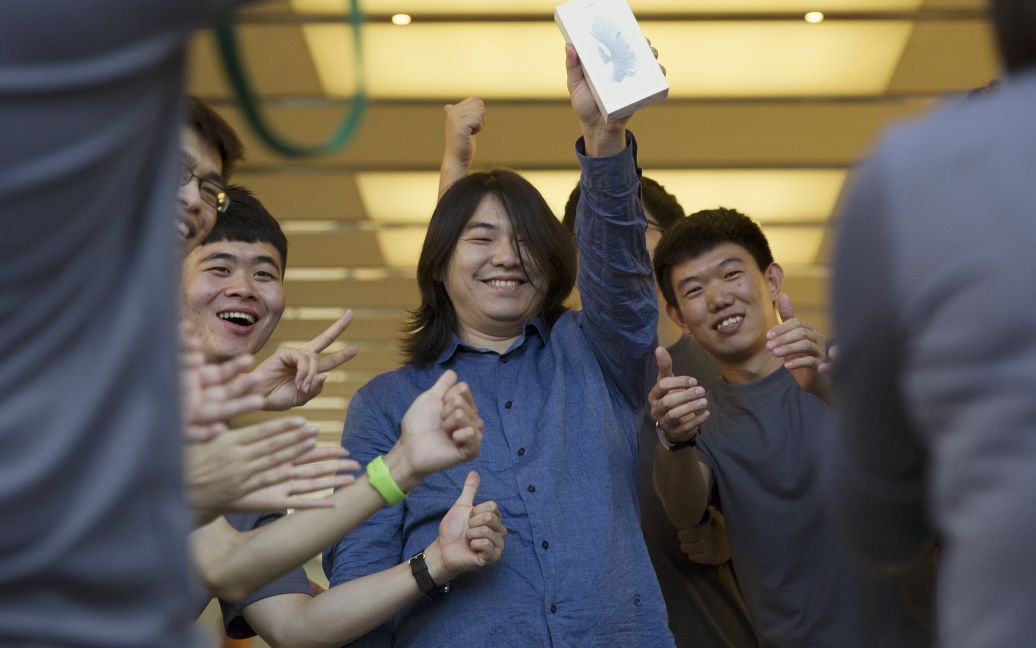 В мире стартовали продажи iPhone 6S и 6S Plus. / © Reuters