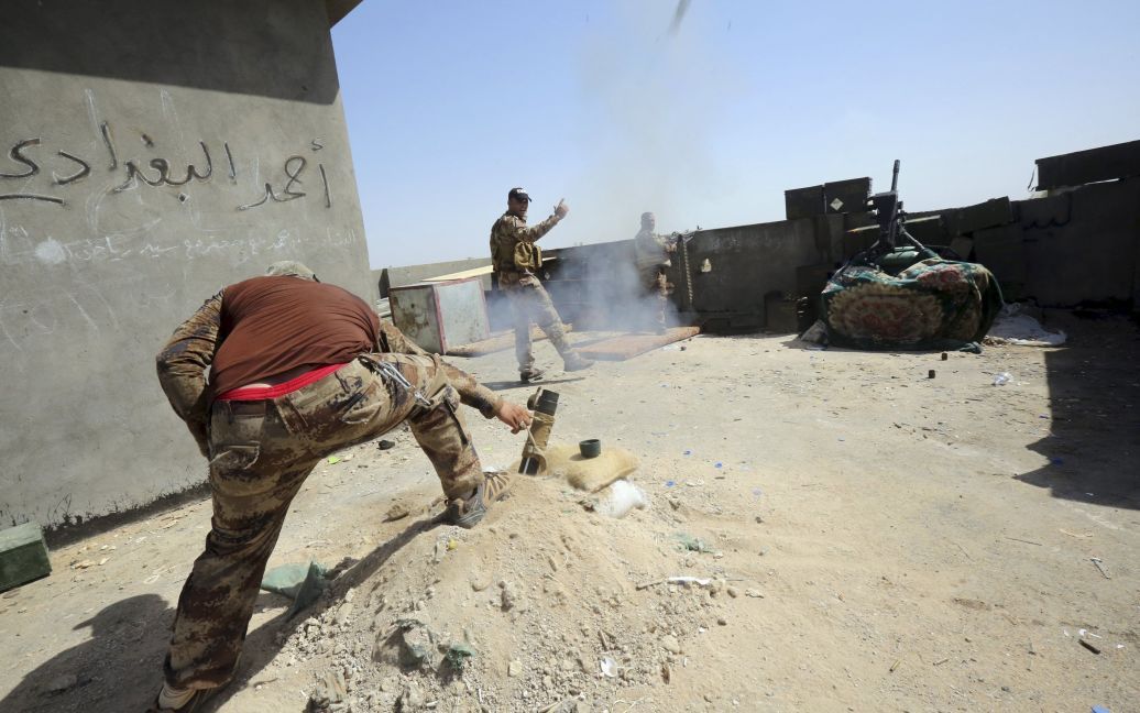 Іракські солдати стріляють з міномету під час бою з бойовиками &ldquo;Ісламської держави&rdquo; у провінції Анбар. / © Reuters