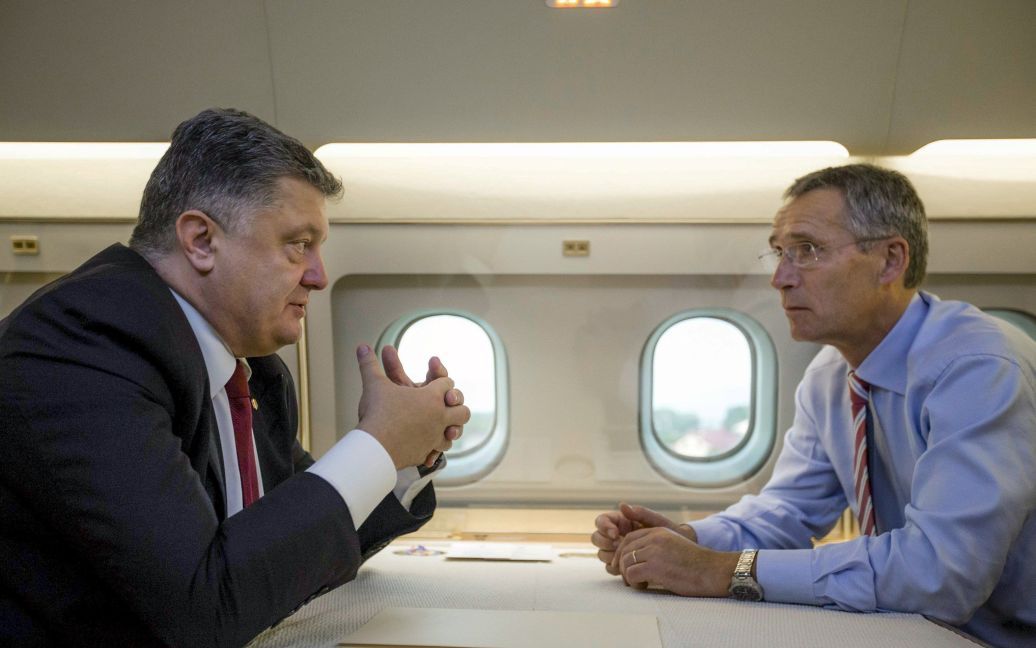 Президент Украины Петр Порошенко говорит с генеральным секретарем НАТО Йенсом Столтенбергом. Новоизбранный глава Альянса в понедельник, 21 сентября, впервые посетил Украину. / © Reuters