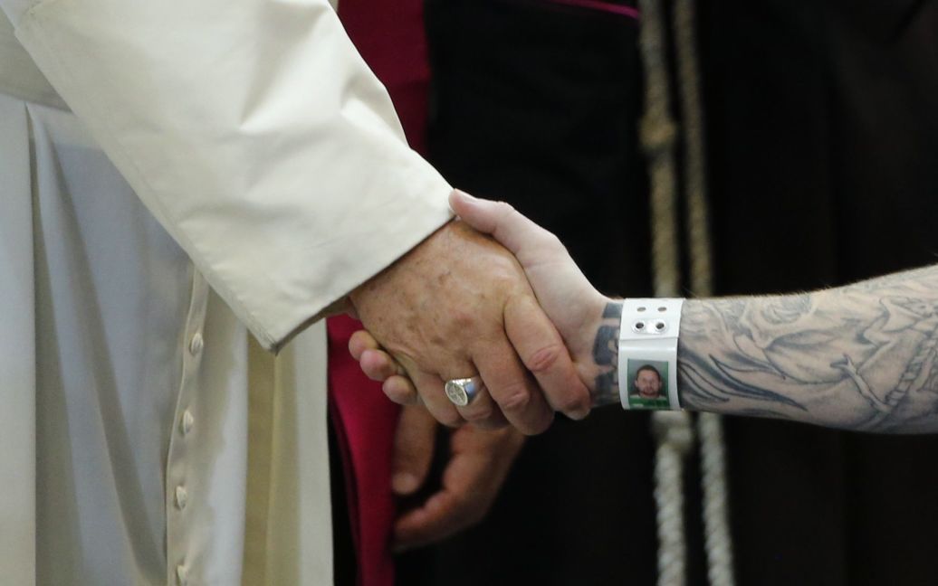 Папа Римский Франциск пожимает руку заключенному во время встречи с осужденными в исправительной колонии в Филадельфии (США). / © Reuters